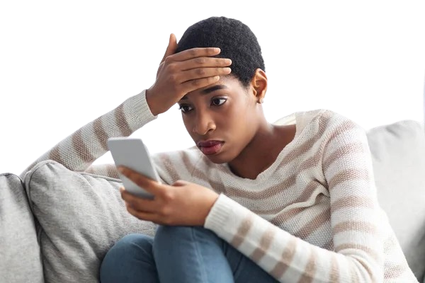 Mulher sentada com expressão de cansaço ou dor, representando sintomas da endometriose